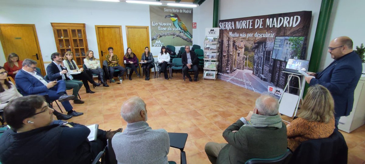 Con el Viceconsejero de Administración Pública, defendiendo el destino Sierra Norte de Madrid 😀 y el Centro de Innovación Turistica Villa de San Roque