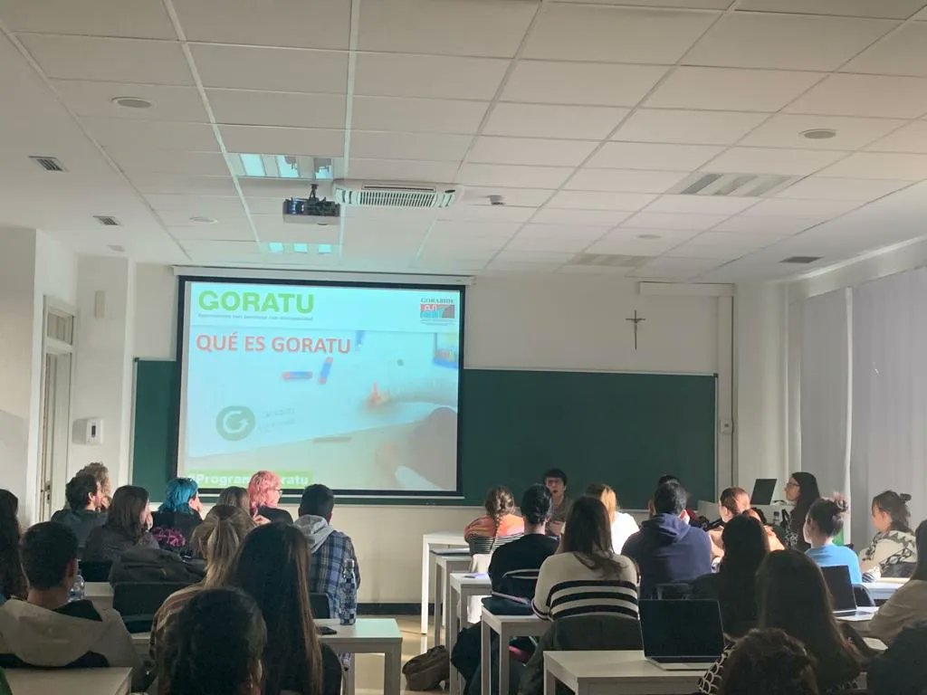 Gorabide's tweet photo. ▶️ Sesión de nuestro #ProgramaGoratu con estudiantes del doble grado en Educación Social y Trabajo Social de @deusto, dentro de la asignatura 'Inclusión social de jóvenes y adultos con discapacidad'. https://t.co/JWIbqpwuvz