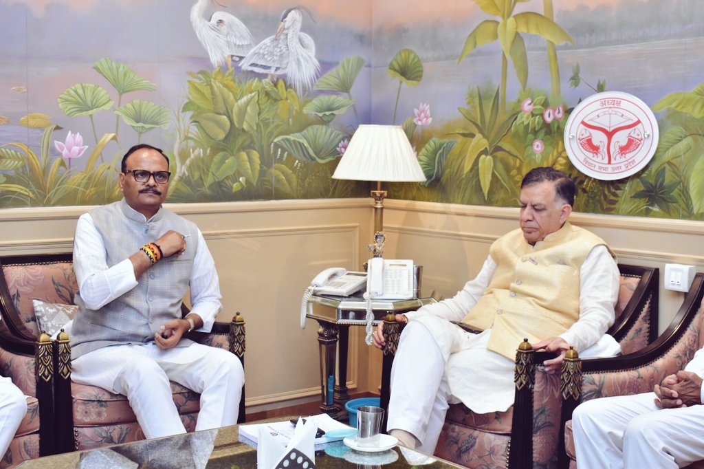 UPVidhansabha's tweet photo. मा० अध्यक्ष श्री सतीश महाना जी से आज उनके कार्यालय कक्ष में उपमुख्यमंत्री श्री बृजेश पाठक जी वरिष्ठ नेता श्री लालजी वर्मा जी प्रदेश सरकार में मंत्री श्री आशीष पटेल जी ने शिष्टाचार भेंट की। https://t.co/GsLFj4GnxF