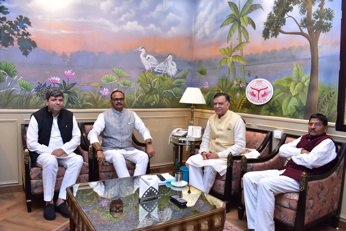 UPVidhansabha's tweet photo. मा० अध्यक्ष श्री सतीश महाना जी से आज उनके कार्यालय कक्ष में उपमुख्यमंत्री श्री बृजेश पाठक जी वरिष्ठ नेता श्री लालजी वर्मा जी प्रदेश सरकार में मंत्री श्री आशीष पटेल जी ने शिष्टाचार भेंट की। https://t.co/GsLFj4GnxF