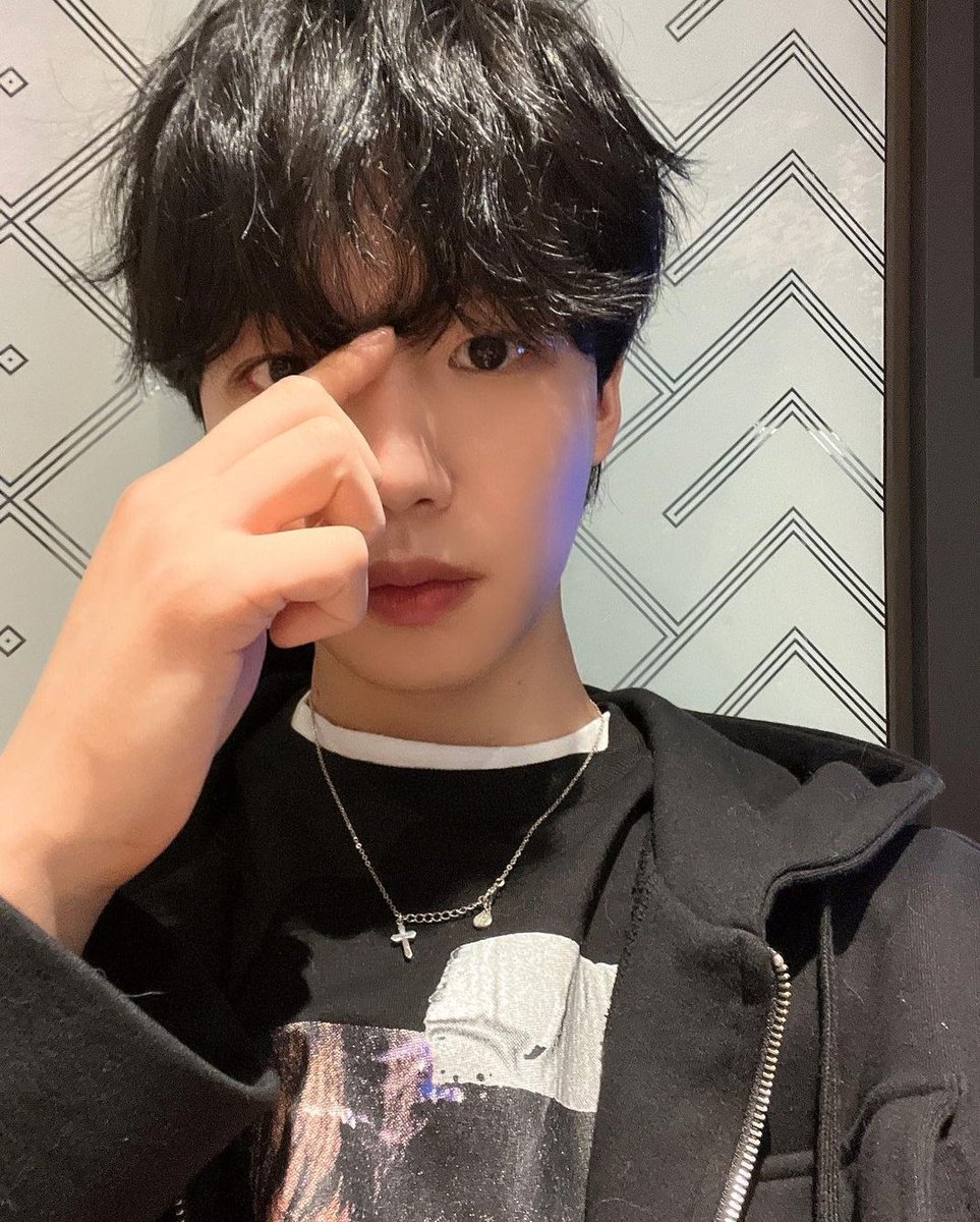 BringLYMBack's tweet photo. [230208]  #WIUSTAGRAM @/y0ung_wiu  

Eng: Hair cut 💈 (it's not a secret you can't see it) https://t.co/AnsdNTWQXI