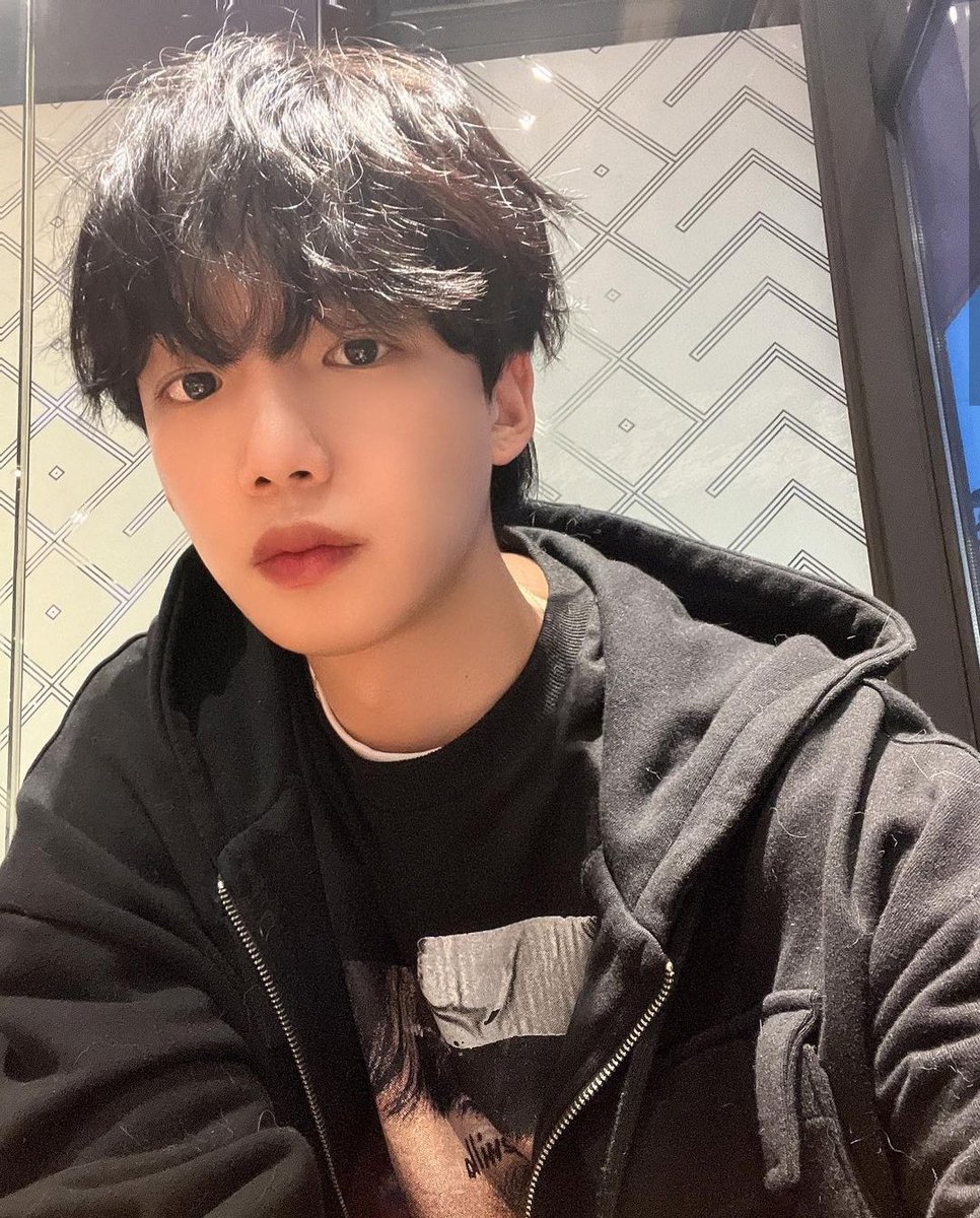BringLYMBack's tweet photo. [230208]  #WIUSTAGRAM @/y0ung_wiu  

Eng: Hair cut 💈 (it's not a secret you can't see it) https://t.co/AnsdNTWQXI