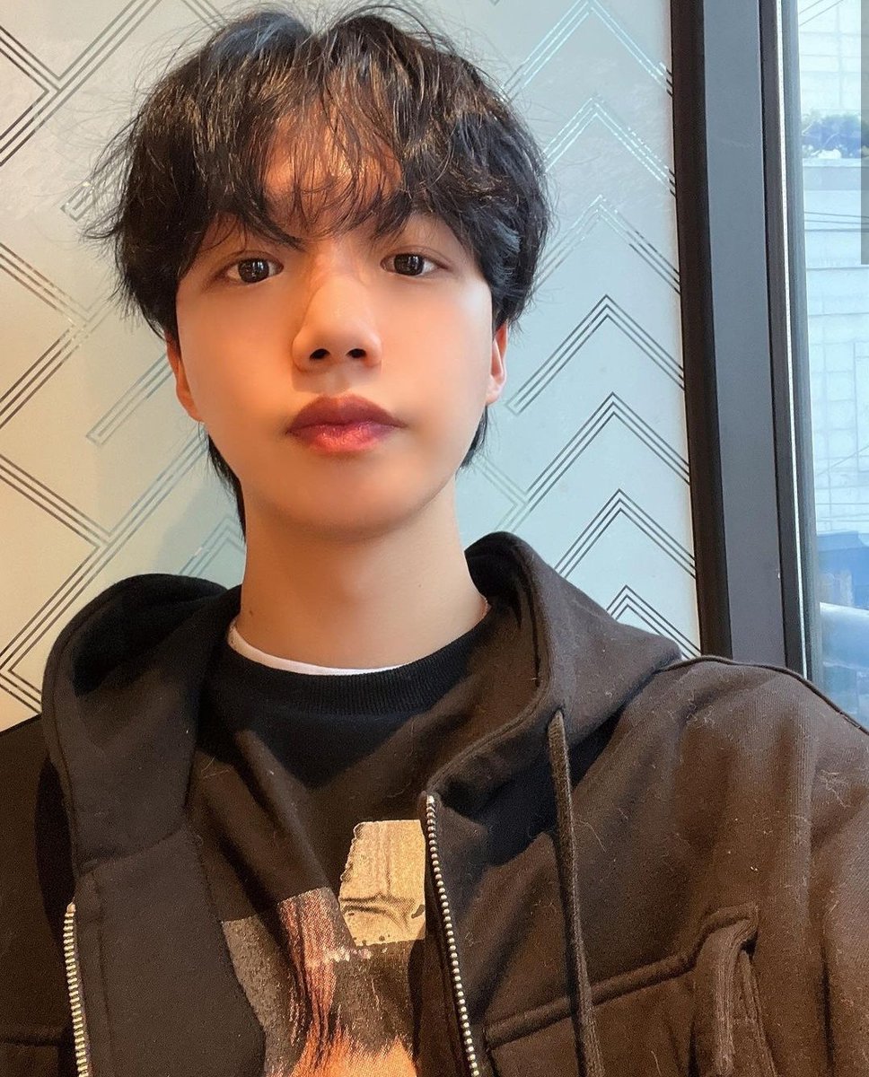 BringLYMBack's tweet photo. [230208]  #WIUSTAGRAM @/y0ung_wiu  

Eng: Hair cut 💈 (it's not a secret you can't see it) https://t.co/AnsdNTWQXI
