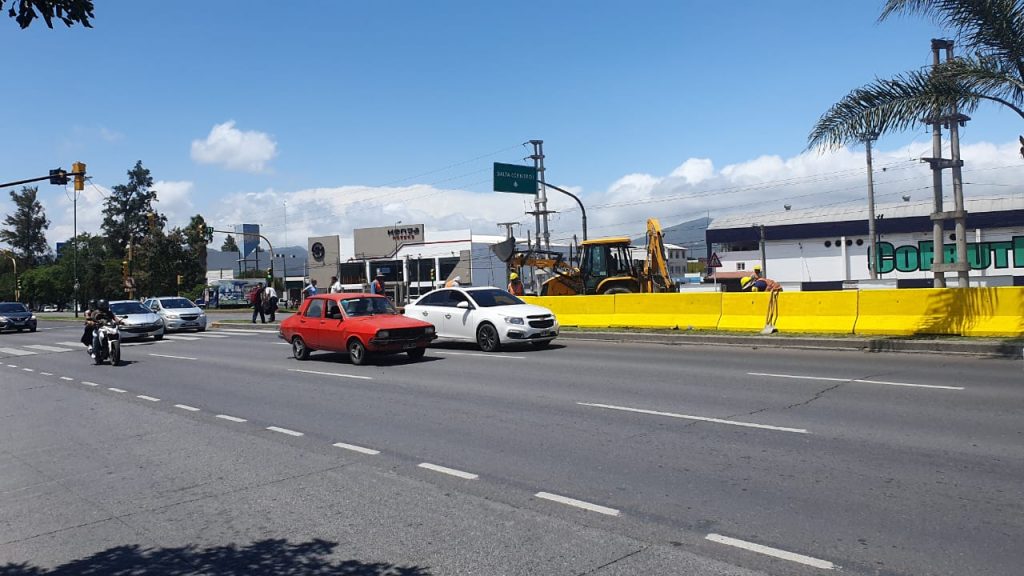 🚧 CORTE POR OBRAS

➡️ Hoy desde las 9:30 hs. habrá un operativo especial de tránsito en rotonda de Limache, para avanzar en las obras de seguridad vial que llevamos adelante ⚠️
Los vehículos podrán retomar por Av. Tavella- Ragone para regresar a la Av. Paraguay hacia el Norte.