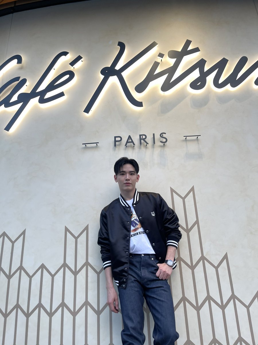 mintmag_th's tweet photo. #MintReports แอบแชะภาพของหนุ่ม ‘นิว ฐิติภูมิ’ ในงานเปิดร้าน Café Kitsuné แห่งใหม่ ในรูปแบบของคอนเซปคาเฟ่ และบาร์แห่งแรก ที่ Velaa Sindhorn Village 💚 

#newwiee #นิวฐิติภูมิ 
#cafekitsunebangkok 
#MintMagTH https://t.co/zGhGHWmeRG