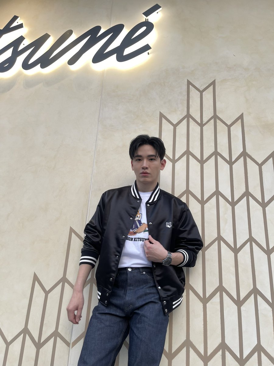mintmag_th's tweet photo. #MintReports แอบแชะภาพของหนุ่ม ‘นิว ฐิติภูมิ’ ในงานเปิดร้าน Café Kitsuné แห่งใหม่ ในรูปแบบของคอนเซปคาเฟ่ และบาร์แห่งแรก ที่ Velaa Sindhorn Village 💚 

#newwiee #นิวฐิติภูมิ 
#cafekitsunebangkok 
#MintMagTH https://t.co/zGhGHWmeRG