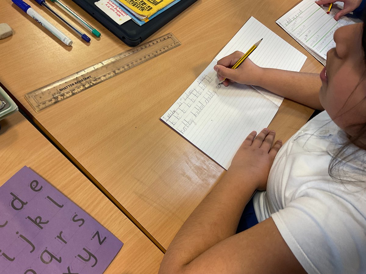 Greenhill_HT's tweet photo. Class 7s handwriting has really improved after following our new handwriting scheme. #letterjoin #expertlearners 💜🌳💙🌳 https://t.co/E4cPorfCis