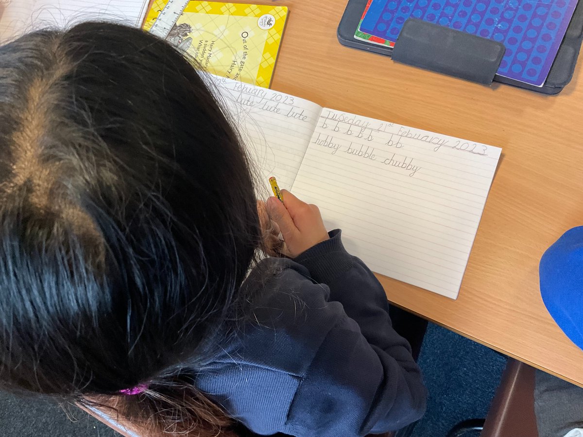 Greenhill_HT's tweet photo. Class 7s handwriting has really improved after following our new handwriting scheme. #letterjoin #expertlearners 💜🌳💙🌳 https://t.co/E4cPorfCis
