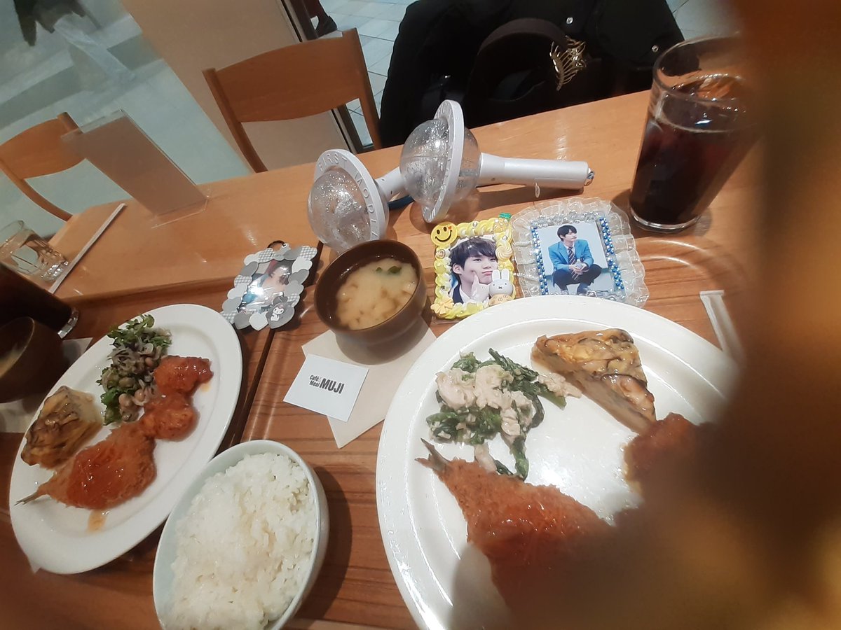 UZINACO's tweet photo. オタク人生初の最前列でした😭
今回のお見送り会でもコケそうになった私をまたも心配してくれたともくんありがとう😢おるび潤くんの目がデカすぎた、ゆごは実物のがバブだった、ユンちゃんの髪の毛キュルッキュルのサラッサラ、しゅな優しい笑顔だった🌼
#Icantbreath  #ORβIT  #越谷レイクタウンkaze https://t.co/xIBIi6LVOl
