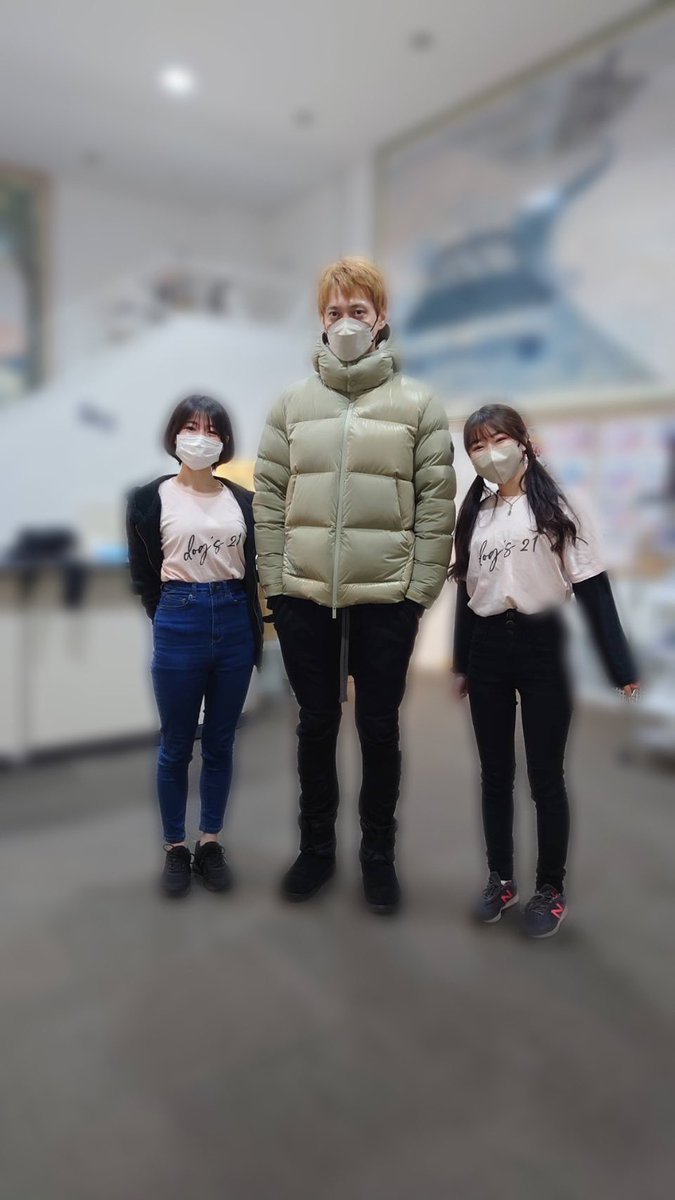 meimei_next's tweet photo. #DOGS2023
昨日お手伝いさせて頂きました♡

DOG'Sを演出されている
充さんともお会いできて、
2年ぶりにまたお揃いのDOG'STシャツ
着て写真撮れて嬉しかったです✨
宝物🐶🐾🐾❤️

素敵な作品を両チームともに観劇させて頂き、幸せでした〜！！

千穐楽まで頑張って下さい〜🐾

#DOGS2021 #TeamJERKY https://t.co/BAbIl2Gfgz