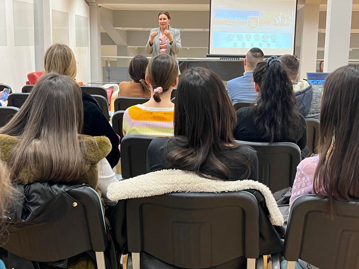SweAmbBelgrade's tweet photo. Ove nedelje sam posetila Univerzitet u Kragujevcu, upoznala se sa Rektorom i profesorima, te imala veoma interesantan razgovor sa studentima na temu kulture sećanja o Holokaustu u okviru 🇸🇪predsedavanja @TheIHRA #RememberReAct #TogetherForImpact #EU2023SE https://t.co/E15SjmwfnP