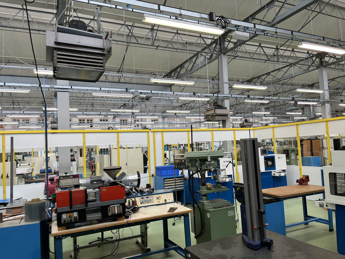 EBrussat's tweet photo. Hier je visitais au #LyceeJeanZay le concours « Manipuler 1 robot Industriel » #RobotFly par les etudiants BTS. L’occasion m’était donnée de voir les investissements soutenus par @auvergnerhalpes que ce soit en matériel ou aménagement des locaux, la #Region aux côtés des Lycées https://t.co/ZI8GexC5G8