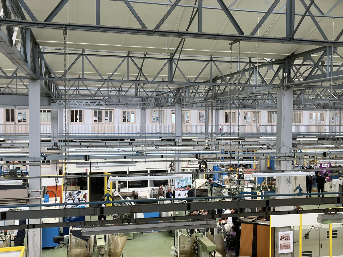 EBrussat's tweet photo. Hier je visitais au #LyceeJeanZay le concours « Manipuler 1 robot Industriel » #RobotFly par les etudiants BTS. L’occasion m’était donnée de voir les investissements soutenus par @auvergnerhalpes que ce soit en matériel ou aménagement des locaux, la #Region aux côtés des Lycées https://t.co/ZI8GexC5G8