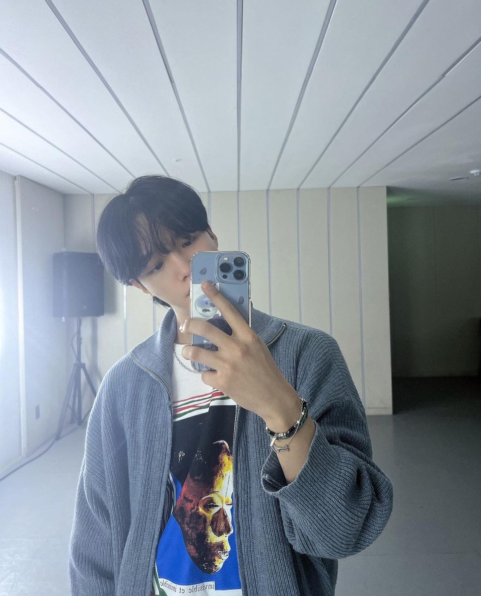 BringLYMBack's tweet photo. [230214] #WIUSTAGRAM @/y0ung_wiu 

⭕🔷️🟦

* the set contains of a boomerang, to view the video please click the link below! https://t.co/DvMCeGL3e7