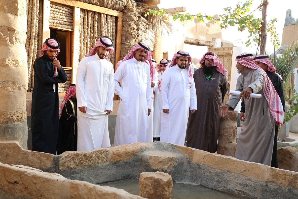 MajmahChamber's tweet photo. زار رئيس #غرفة_المجمعة المهندس مشاري بن محمد الجربوع ونائبي الرئيس المحامي فيصل بن سقيان و المهندس خالد الحربي والامين العام أ.فهد بن شقير القرية التراثية بوقف الملك عبدالعزيز  والتي تم تشغيلها من قبل الغرفة بالشراكة مع بلدية المجمعة وتجهيزها لتتناسب مع  #يوم_التأسيس  
يتبع 1/2 https://t.co/0cTLLmTh0S