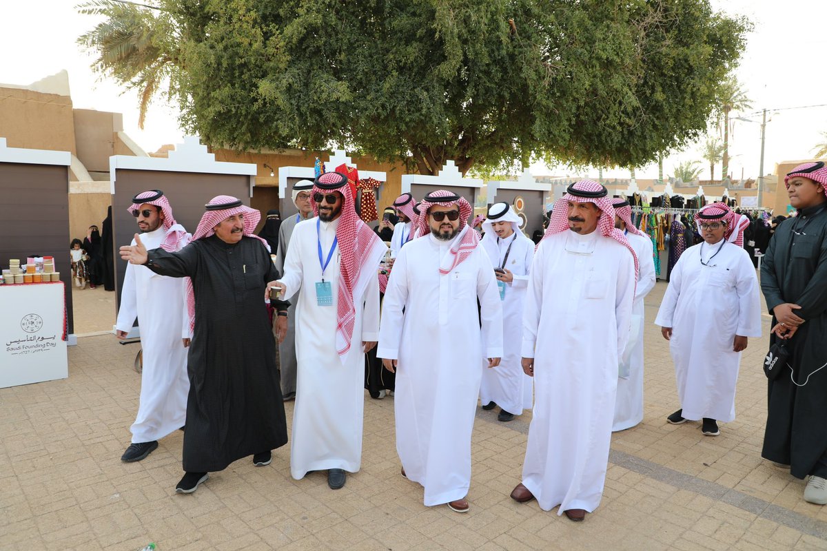 MajmahChamber's tweet photo. زار رئيس #غرفة_المجمعة المهندس مشاري بن محمد الجربوع ونائبي الرئيس المحامي فيصل بن سقيان و المهندس خالد الحربي والامين العام أ.فهد بن شقير القرية التراثية بوقف الملك عبدالعزيز  والتي تم تشغيلها من قبل الغرفة بالشراكة مع بلدية المجمعة وتجهيزها لتتناسب مع  #يوم_التأسيس  
يتبع 1/2 https://t.co/0cTLLmTh0S