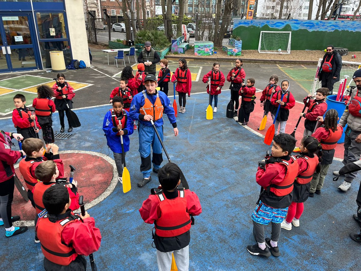 LdnSportsTrust's tweet photo. We had a great week last week during half-term at Canalside SAFE camp☀️ with some amazing weather and lots of fun activities like kayaking, Stand up paddle boarding as well as lots of land sport including boxing, basketball, archery and much more 🏏⚽️🎾🥊🏀🚣♀️ #SAFEcamp https://t.co/5Xz50nOp0K