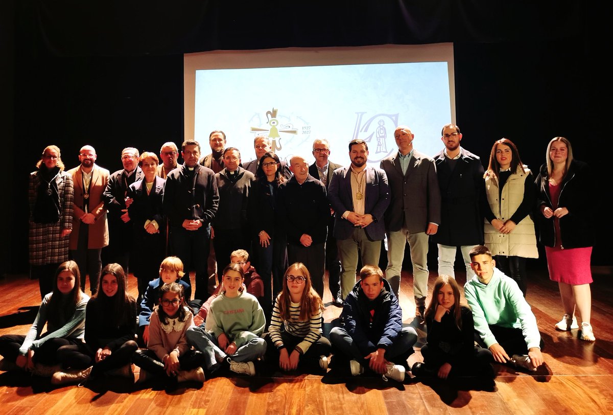 AgrupArchidona's tweet photo. Presentada en el Auditorio Municipal la revista "Los Campanilleros", de la mano de su director Juan José Jiménez y el director de fotografía Antonio Nuevo. Este año se ha dado especial protagonismo a las figuras infantiles de nuestra Semana Santa.
#CofradiasMLG #Archidona https://t.co/0ok7du5vd2