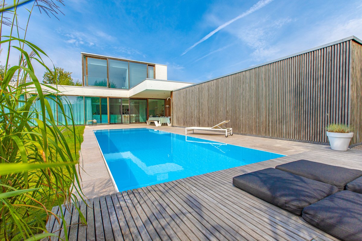 niveko_pools's tweet photo. Belgian beauty is famous for its distinctive architecture and unique style. NIVEKO pools make a perfect to match to classic Belgian houses as a unique garden centrepiece. NIVEKO portfolio offers 5 overflow types and 2 skimmer types – enough to create your own private paradise! 🌴 https://t.co/lU8LqfFGHF