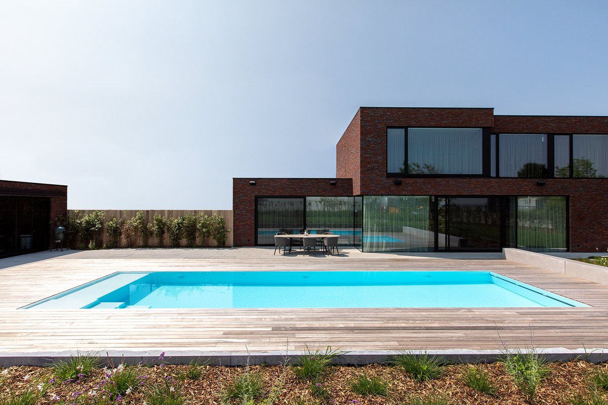 niveko_pools's tweet photo. Belgian beauty is famous for its distinctive architecture and unique style. NIVEKO pools make a perfect to match to classic Belgian houses as a unique garden centrepiece. NIVEKO portfolio offers 5 overflow types and 2 skimmer types – enough to create your own private paradise! 🌴 https://t.co/lU8LqfFGHF