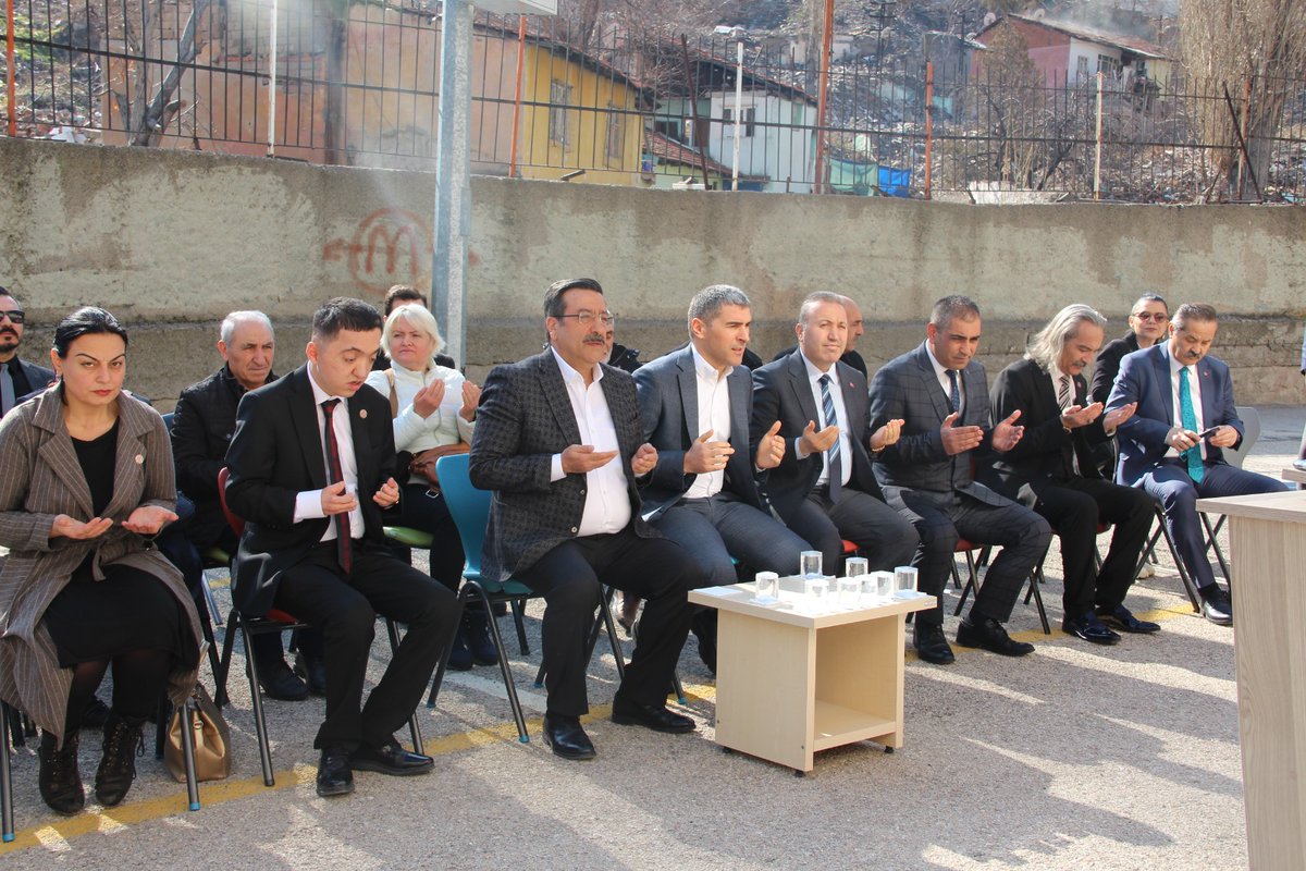 altindagmem's tweet photo. Altındağ Kaymakamı Sn. Cumali Atilla ile Etimesgut Kaymakamı Dr. Naci Aktaş'ın katılımlarıyla ilçemiz Seymenler İlkokulunda oluşturulan sıfır atık temalı "Şehit Mustafa Solak Kütüphanesi" açıldı. Kendilerine İlçe MEM Sn. Hasan Yıldırım eşlik etti.
@cumaliatilla21 @aktasnaci https://t.co/VqnpvYiND0