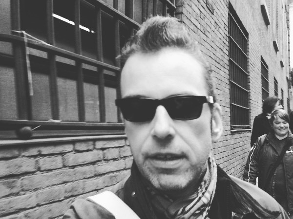 Heute vor zehn Jahren in #Rom hatte ich argen #Muskelkater im #Fahnenschwenkarm, bewies, dass die Drei-Wetter-Taft-Werbung die Wahrheit sprach („Rom – die Frisur hält!“) und verkürzte mir die Wartezeit auf die Besichtigung im #Vatikan, in dem ich auf dem… instagr.am/p/CpAHa3hstOh/