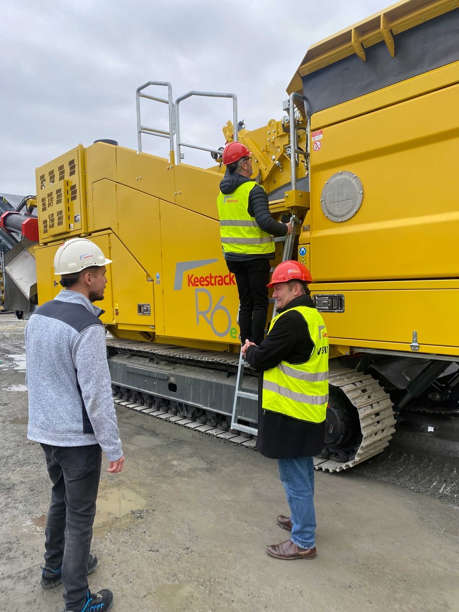 warwickward's tweet image. Our team are over at the @Keestrack1 Production Factory in the Czech Republic 👀

They will be taking a look at the new production halls, the latest products Keestrack are producing and then a factory tour to finish the day off! 

#Keestrack #WarwickWard #CrushingAndScreening