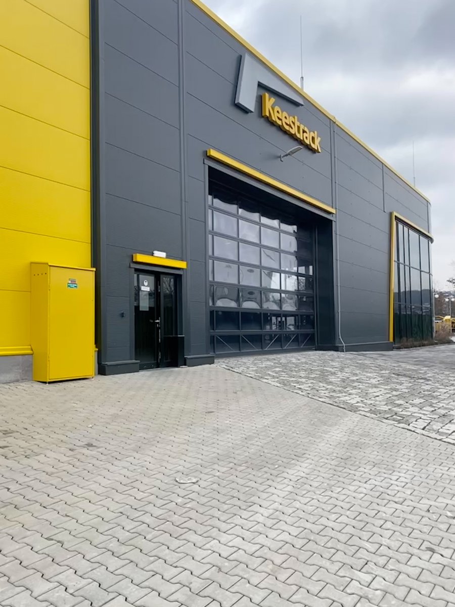 warwickward's tweet image. Our team are over at the @Keestrack1 Production Factory in the Czech Republic 👀

They will be taking a look at the new production halls, the latest products Keestrack are producing and then a factory tour to finish the day off! 

#Keestrack #WarwickWard #CrushingAndScreening