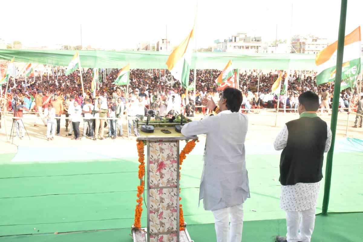 HemantSorenJMM's tweet photo. आजसू-भाजपा के लोगों ने ही ओबीसी आरक्षण को घटाकर 14% कर दिया था। हमारी सरकार बनी तो उसे पुनः 27% करने के लिए विधानसभा से विधेयक पारित कराया।
फूट डालो राज करो क��� नीति पर विपक्ष के लोग काम करते हैं। इन्होंने 20 वर्ष राज्य को सिर्फ घाव दिया। हम उस घाव को भरने का काम कर रहे हैं। https://t.co/zr2DUJmwSX