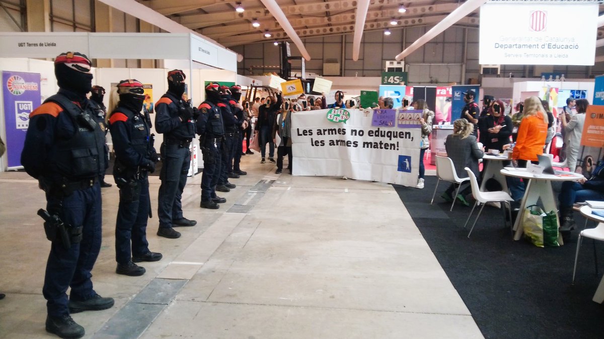 Les companyes de <a href="/desmilitarlleid/">Desmilitaritzem Lleida</a>  han estat aquest matí en #FormaOcupa per a denunciar que <a href="/Defensagob/">Ministerio Defensa</a>  participa en aquesta fira per a reclutar alumnat #LesArmesNoEduquen <a href="/FiradeLleida1/">Fira de Lleida</a> <a href="/Ua1FM/">UA1 Lleida Ràdio</a> <a href="/educaciocat/">Educació</a> <a href="/JosepGCambray/">Josep G. Cambray</a>