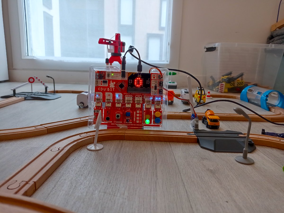 H_AMAROUCHE's tweet photo. Circuit de train contrôlé avec #EDUBIT , mon fils l'a adopté définitivement, le kit est un bijou pour le #cycle3.
Le kit est à 46.50 Euros sur #Kubii
le lien : https://t.co/e3Nr3Ig5AH
#Microbit #MicrobitEdu #Scratch #STEM #STEMeducation #Scratch #CM2
@Kubii_RPi @microbit_edu https://t.co/xX1BIu5jTV