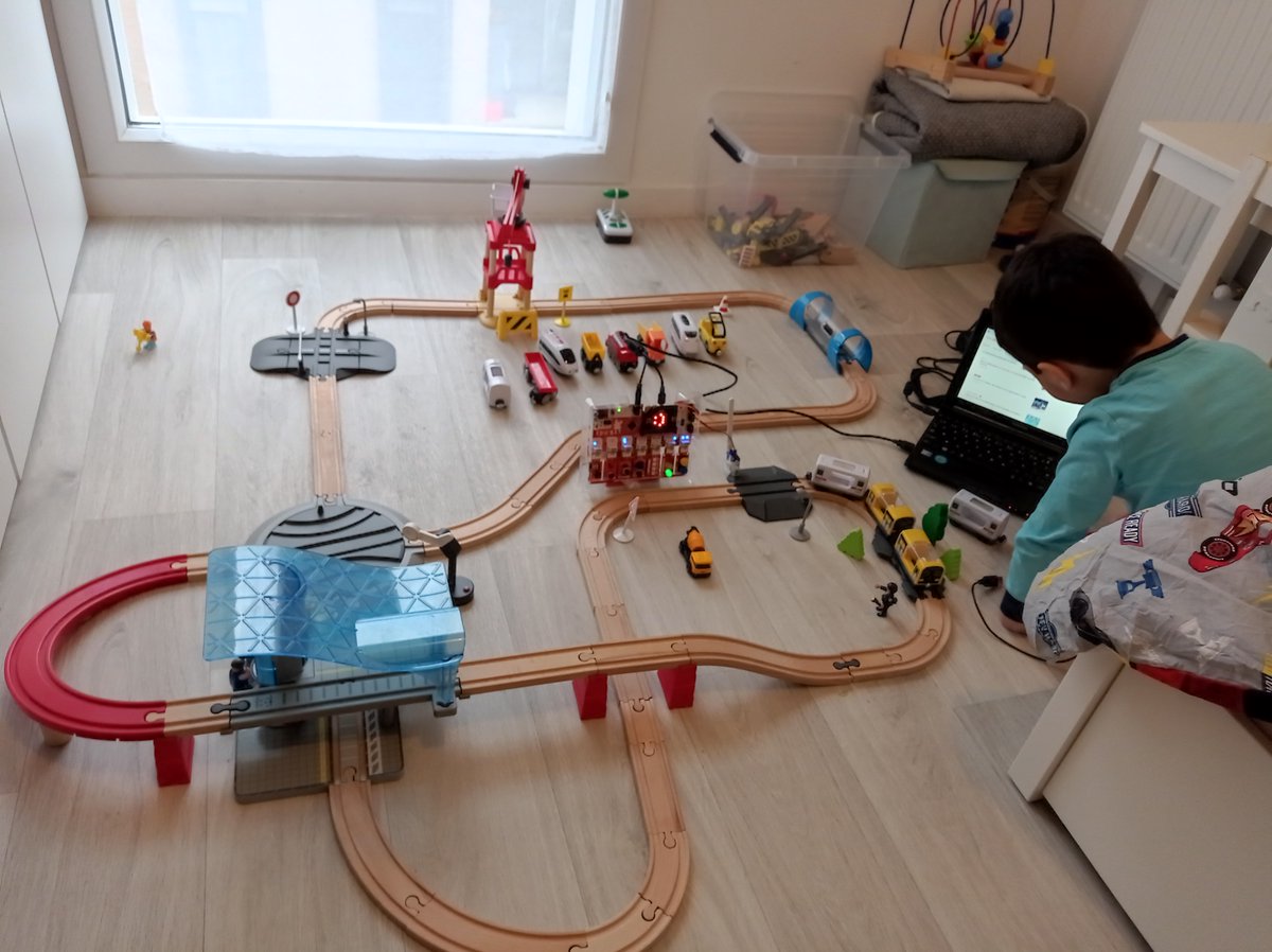 H_AMAROUCHE's tweet photo. Circuit de train contrôlé avec #EDUBIT , mon fils l'a adopté définitivement, le kit est un bijou pour le #cycle3.
Le kit est à 46.50 Euros sur #Kubii
le lien : https://t.co/e3Nr3Ig5AH
#Microbit #MicrobitEdu #Scratch #STEM #STEMeducation #Scratch #CM2
@Kubii_RPi @microbit_edu https://t.co/xX1BIu5jTV