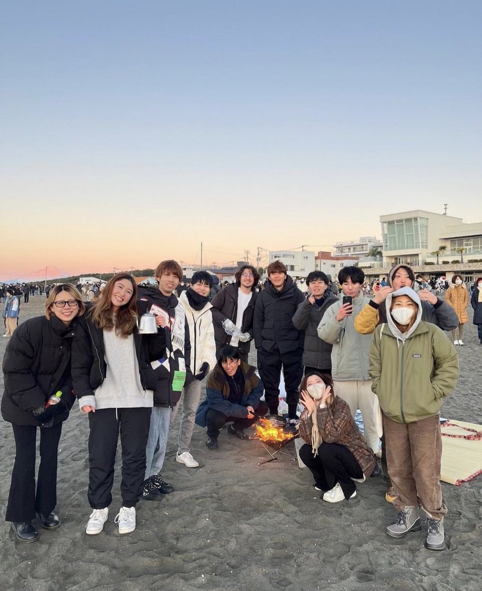 ノマド家に住んで一年経ちました。一年一緒に住んでくれたメンバーへの信頼はやっぱりそれなりにあるし、友人とも家族とも同僚とも違う大切な仲間の存在がいる私は本当に幸せ者だなと。フリーランスが支え合って生きている心のオアシスみたいな居場所で、これからも私は皆を守っていきます🔥