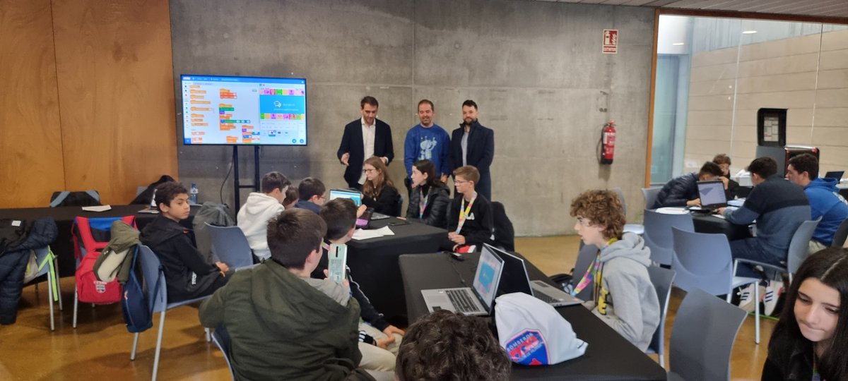 conectados_es's tweet photo. Seguimos en #emotion2023 impartiendo talleres #steam para el proyecto #dgmakers de la #regiondemurcia
@FIntegraDigital
@coitimur 
@DGMakers01 https://t.co/a40gmrGj40
