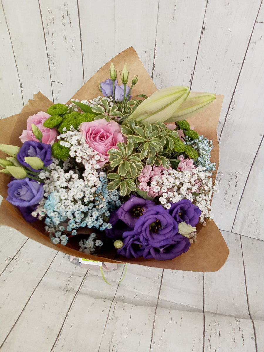 Hello #Wednesday! 😊😉🤗 Express your #love to your #soulmate with an #adorable #mesmerizing #bouquet! #fresh #flowers #freshflowers #flowerdelivery #freedelivery #uk #london #ukdelivery #londondelivery #ukflowers #londonflowers #ukflorist #londonflorist #wednesday  💐😍