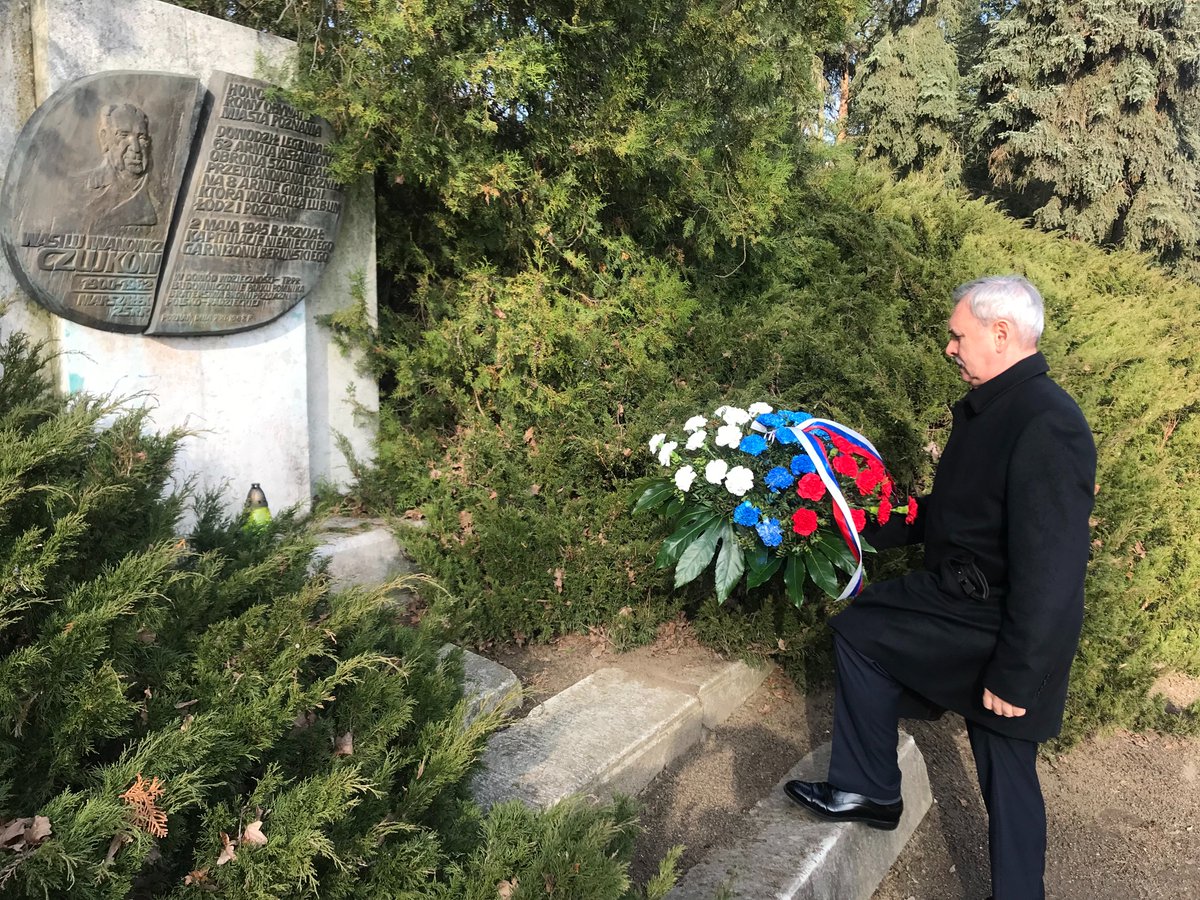 RusConsPoz's tweet photo. 23 lutego 2023 r. Konsul Generalny FR I.Kosonogov wziął udział w uroczystościach z okazji 78.rocznicy wyzwolenia miasta Poznań z pod okupacji niemieckiej,złożył kwiaty pod pomnikami Żołnierzy Armii Radzieckiej i Polskiej na cmentarzu komunalnym Miłostowo oraz na stokach Cytadeli. https://t.co/Q4wPpLAr6m