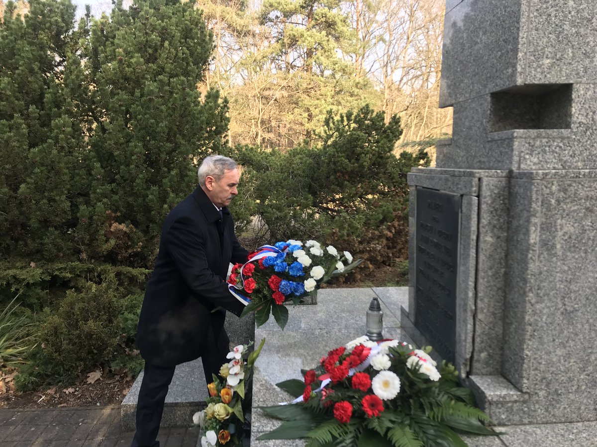RusConsPoz's tweet photo. 23 lutego 2023 r. Konsul Generalny FR I.Kosonogov wziął udział w uroczystościach z okazji 78.rocznicy wyzwolenia miasta Poznań z pod okupacji niemieckiej,złożył kwiaty pod pomnikami Żołnierzy Armii Radzieckiej i Polskiej na cmentarzu komunalnym Miłostowo oraz na stokach Cytadeli. https://t.co/Q4wPpLAr6m
