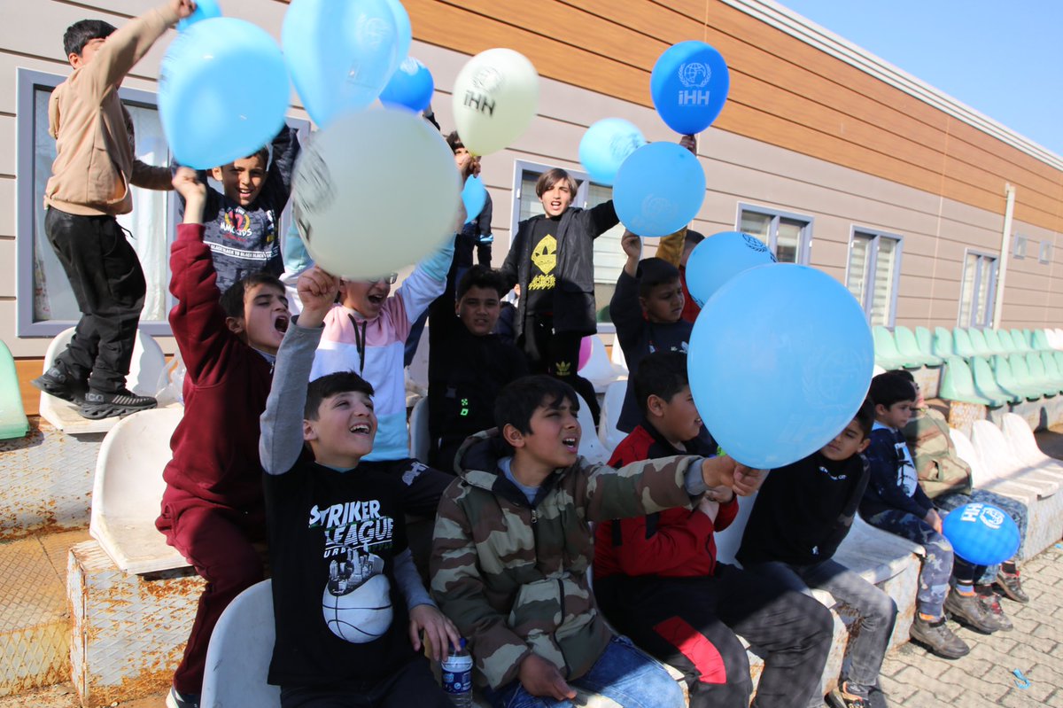 İHH olarak depremzedeler için arama kurtarmadan, yardım dağıtımına kadar bir çok farklı alanda var gücümüzle mücadele ediyoruz. Bu çalışmaların yanısıra tüm kapılarımızı depremzedelere açtık. Sadece Reyhanlı’da bulunan eğitim kampüsümüzde 2000e yakın depremzedeyi misafir ediyoruz