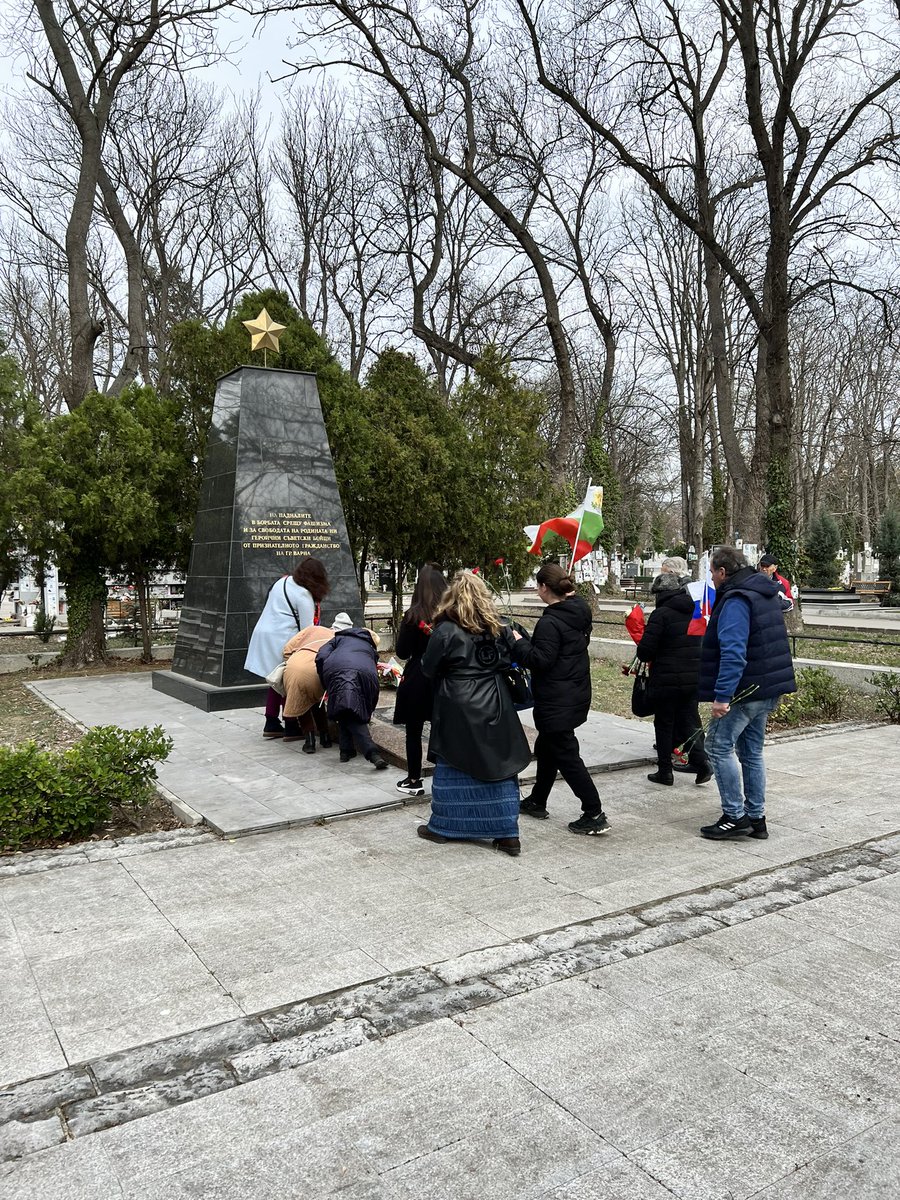 RusConsVarna's tweet photo. 🇷🇺 23 февраля по случаю празднования Дня защитника Отечества сотрудники Генконсульства, антифашисты, общественные деятели и соотечественники приняли участие в церемонии возложения венков и цветов к Памятнику советским войнам на Центральном городском кладбище Варны. https://t.co/woof8dPQzr