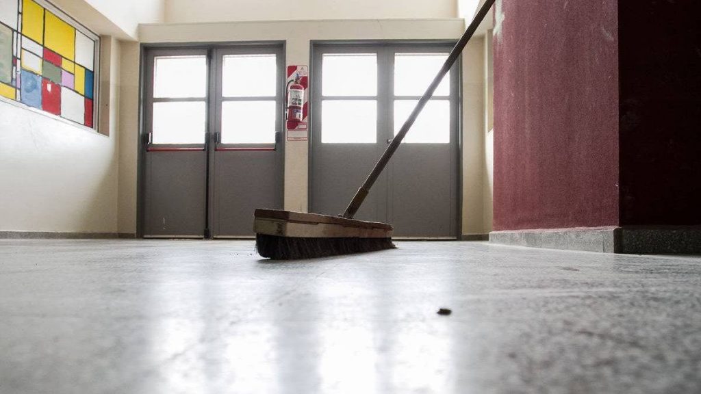lu17com's tweet photo. Comienzan las clases el próximo lunes. ¿COMIENZAN? 💄💄💄https://t.co/k9NBF3ASWd
#lu17 #educación #Chubut #escuelas https://t.co/CKGzYfOYP3