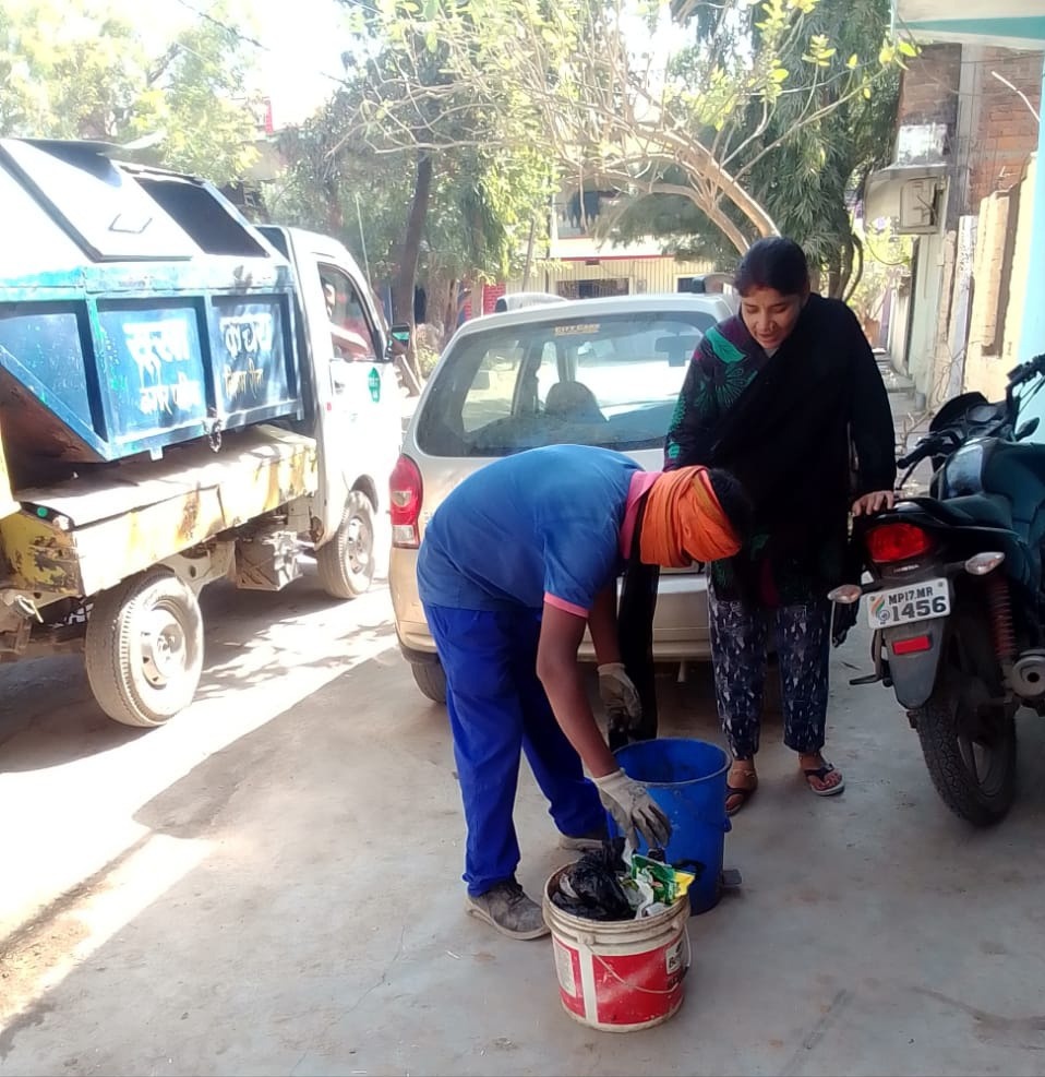 SwachhBharatGov's tweet photo. .#SafaiMitras of Madhya Pradesh's @sbmrmc demonstrated the effective practice of #SegregatingWet and #DryWaste at the source in the presence of citizens. https://t.co/K6f4S6TNb5