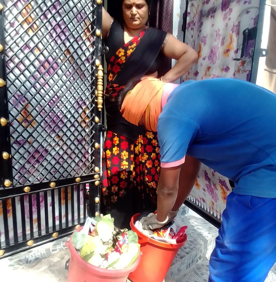 SwachhBharatGov's tweet photo. .#SafaiMitras of Madhya Pradesh's @sbmrmc demonstrated the effective practice of #SegregatingWet and #DryWaste at the source in the presence of citizens. https://t.co/K6f4S6TNb5