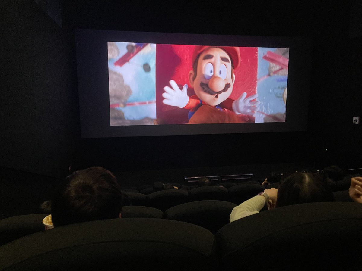 gapingthrowrer's tweet image. Going to a Japanese cinema is like watching a movie in a theatre by yourself. Complete utter silence, no popcorns on the floor, Plus they give you these tray that you can insert into the cup holder