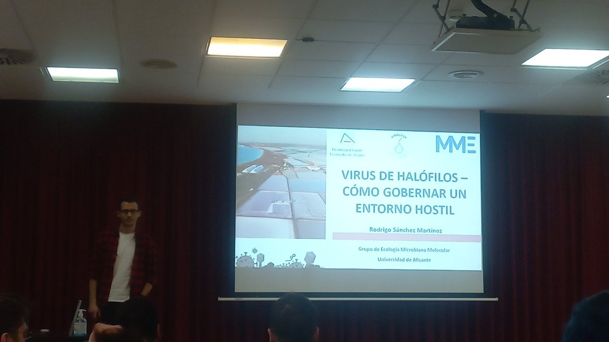 MasterVirologia's tweet photo. Siguiente ponencia, #RodrigoSanchez, que viene desde la Universitat d'Alacant, del grupo de Ecología Microbiana Molecular. Nos habla de virus de halófilos en ambientes hipersalinos https://t.co/W8u8p854Qv