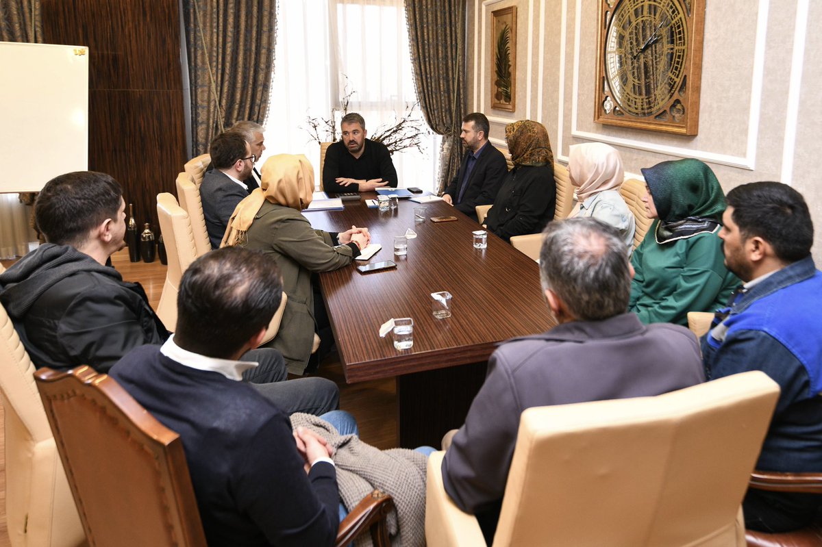 İlgili müdürlüklerimizde çalışan mesai arkadaşlarımızla bir araya gelerek, hem ilçemizde hem de deprem bölgelerinde yaptığımız ve yapacağımız çalışmalara dair istişare toplantısı gerçekleştirdik.

#pursaklar #deprem