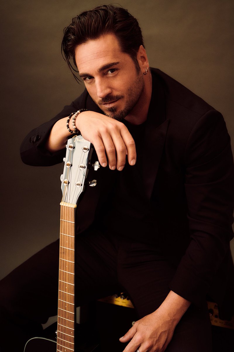 “Ella es el regalo que tanto esperé
cuando no pensaba ya,
el volverme a enamorar.
Ella es como el Sol de otro amanecer”
La música me ha acompañado tantos años y me ha inspirado a crear algo nuevo y especial para ti.
¿Te gustaría descubrir qué es?
#MuyMio #BustamanteFragancias