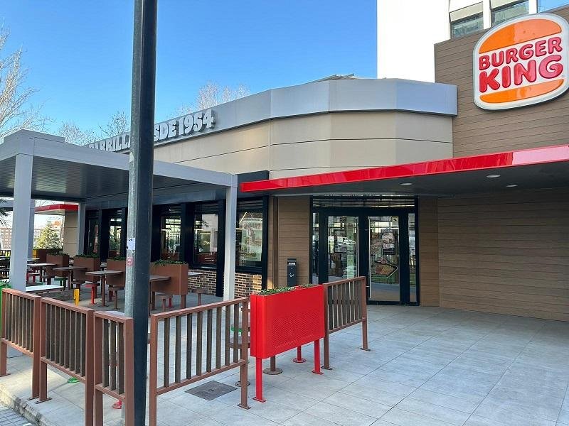 _altave's tweet photo. Compromiso con la #Sostenibilidad en #Hosteleria y #Restauración @burgerking_es y @popeyes_es  presentan sus primeros restaurantes neutros en emisiones calculadas en España.
#ComercioSostenible #TiendaEcoeficiente #CO2 #Retail #RSE #ODS 
https://t.co/Q6DmrksE4z https://t.co/a9rsT9Ovmz