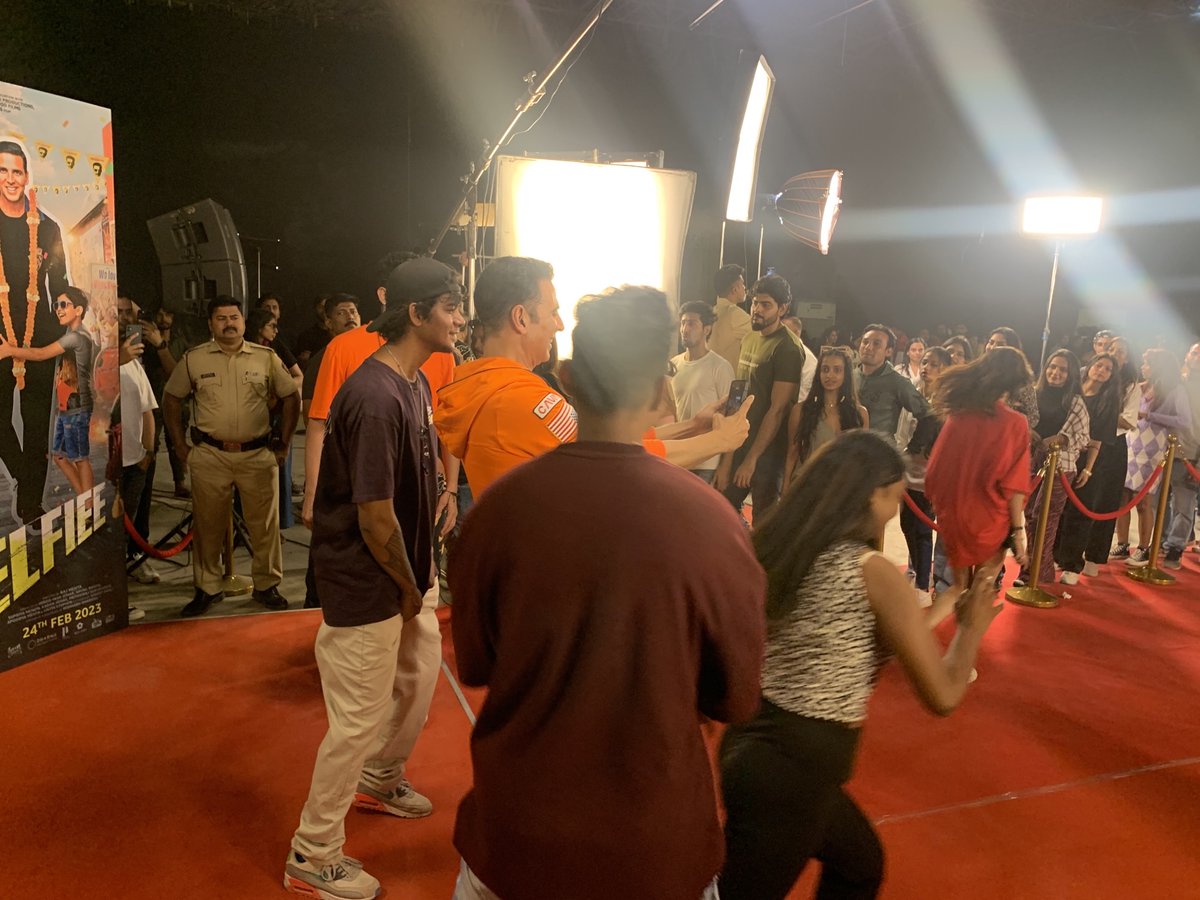 GWR's tweet image. Congratulations to @akshaykumar who is now a new record holder for most selfies in three minutes with 184 🤳