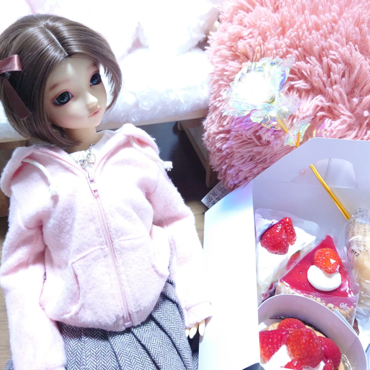 KiminoOFURO's tweet photo. Lilia 6歳のお誕生日おめでとう🎂🕯🕯🕯🕯🕯🕯🎂
ケーキのおすそ分けもありがとう♥家族でいただいたよ❤
#sd
#superdollfie
#sd_coco
#sdcoco
#sd_ここ
#sdここ
#Lilia
#ドールオーナーさんと繋がりたい https://t.co/RCUYQjk1Wb