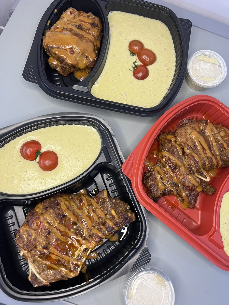 kitchenplug__'s tweet photo. Creamy garlic &amp; herb mash potatoes, cherry tomatoes
Spicy t-bone steak 
Spicy pork chops 
Grilled turkey, butter corn, boli, pepper sauce. https://t.co/xdgxgtfqq9
